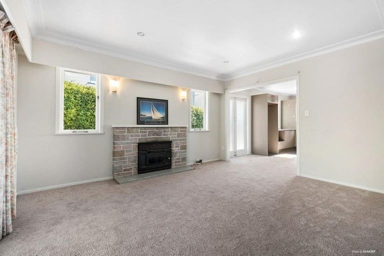 Photo of property in 219 Wairau Road, Totara Vale, Auckland, 0627
