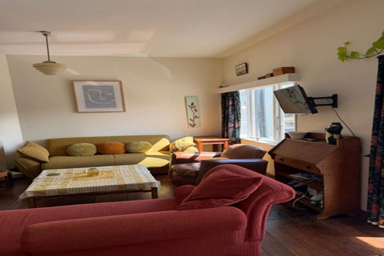Photo of property in 68 Oriental Parade, Oriental Bay, Wellington, 6011