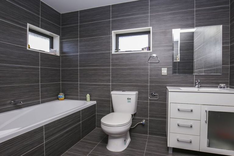 Photo of property in 14 Midhurst Avenue, Henderson, Auckland, 0612