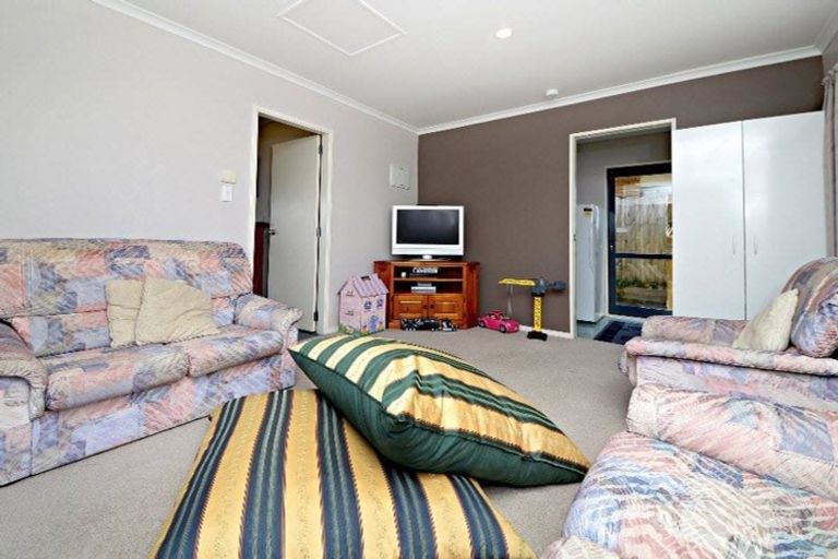 Photo of property in 16 Carisbrook Crescent, Papakura, 2110