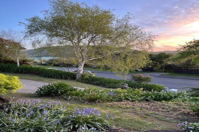 Photo of property in 61 Kakariki Grove, Waikanae, 5036