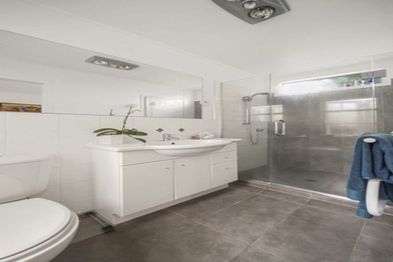 Photo of property in 1/9 Luplau Crescent, Cockle Bay, Auckland, 2014