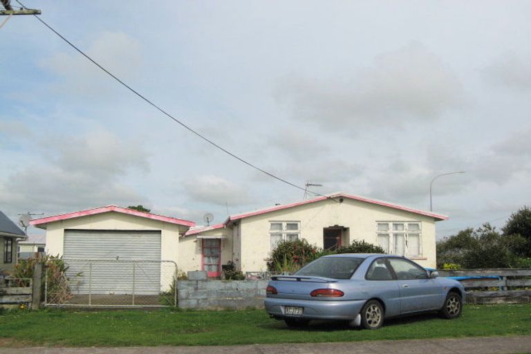 Photo of property in 15 Norman Street, Waitara, 4320