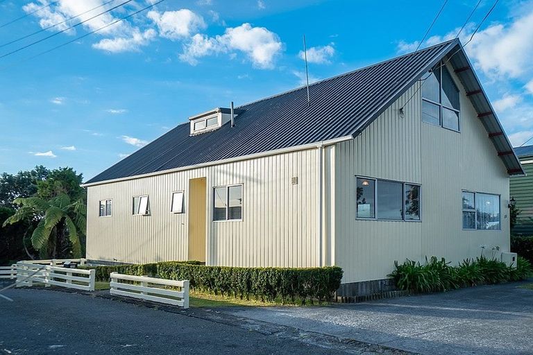 Photo of property in 100 Frankley Road, Frankleigh Park, New Plymouth, 4310