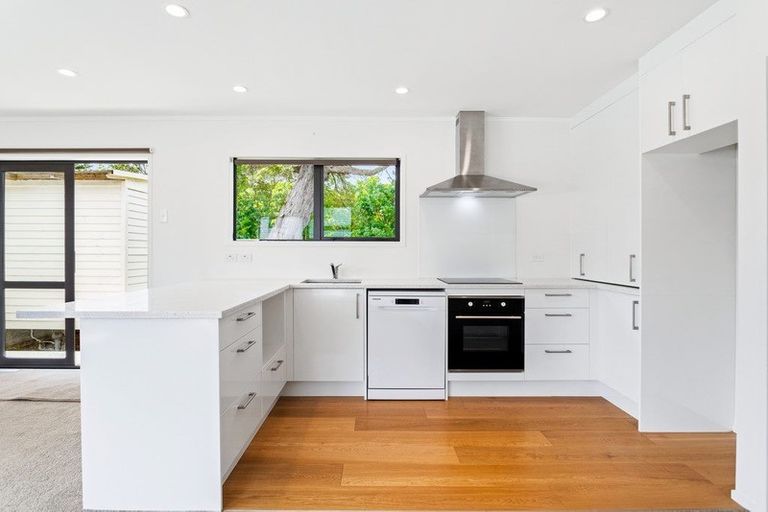 Photo of property in 129a Sunnyside Road, Sunnyvale, Auckland, 0612