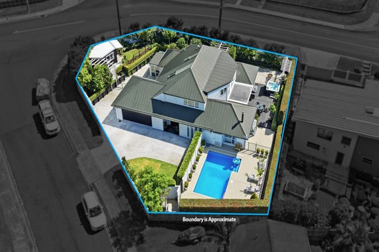 Photo of property in 2 Callender Place, Shelly Park, Auckland, 2014