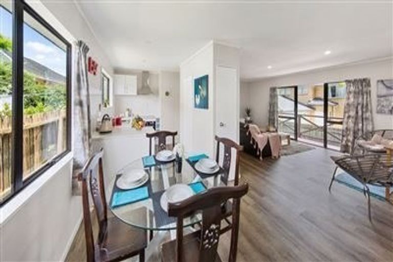 Photo of property in 2/58 Clevedon Road, Papakura, 2110