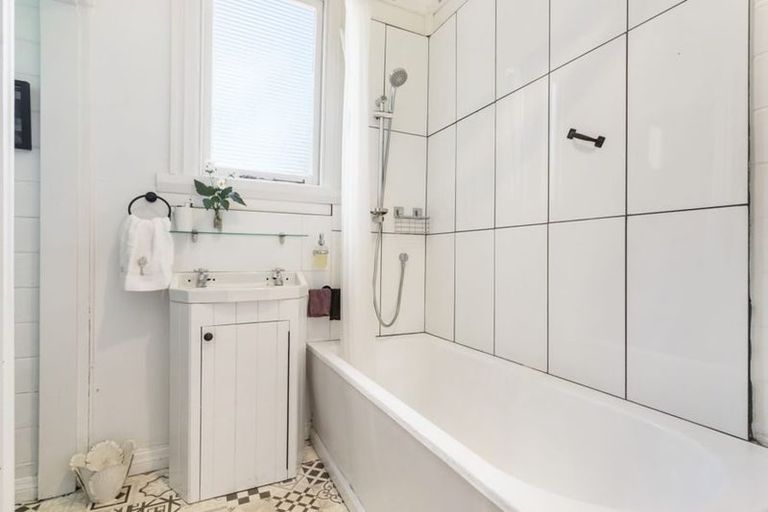 Photo of property in 55 Fairview Crescent, Kelburn, Wellington, 6012