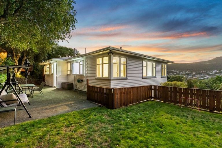 Photo of property in 39 Taylor Terrace, Tawa, Wellington, 5028