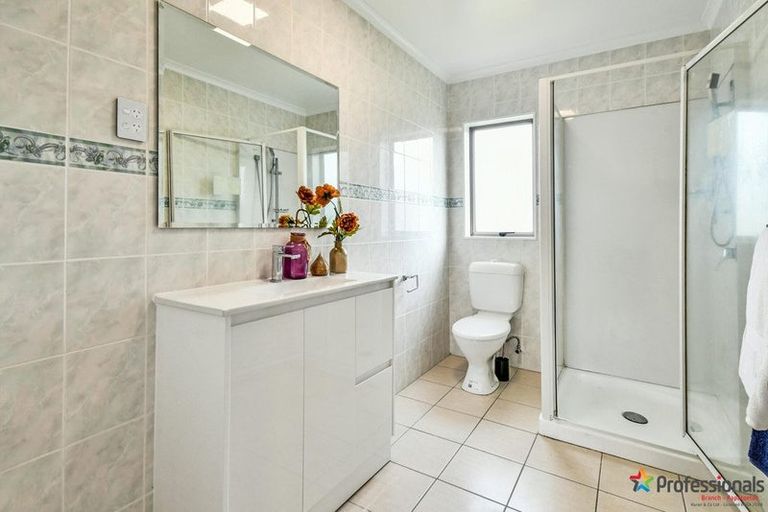 Photo of property in 18 Staten Place, Mangere, Auckland, 2022