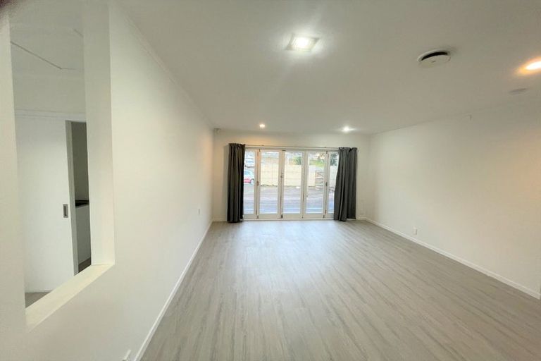 Photo of property in 21 Chilcott Road, Henderson, Auckland, 0612