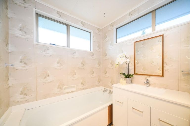 Photo of property in 24 Oaklea Avenue, Marton, 4710