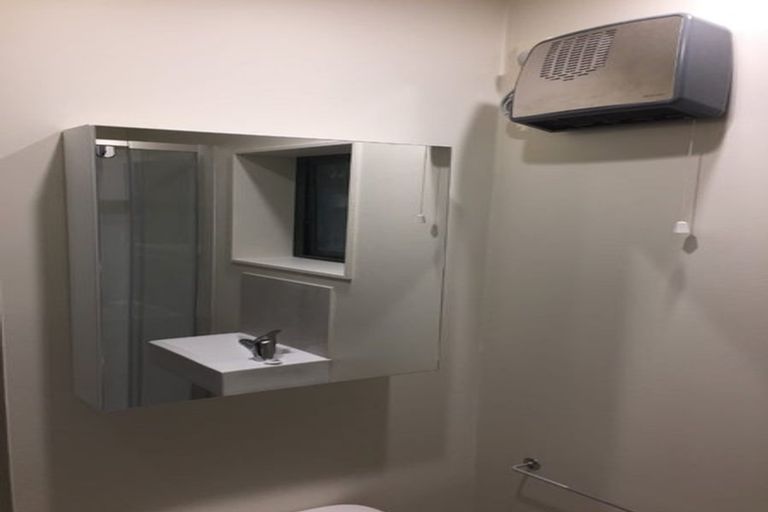 Photo of property in 17a Barker Rise, Northcross, Auckland, 0632