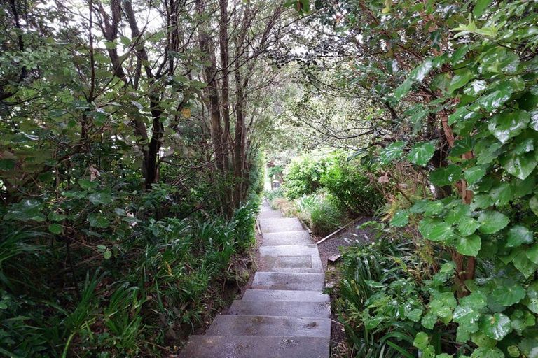 Photo of property in 6 Highland Crescent, Wadestown, Wellington, 6012