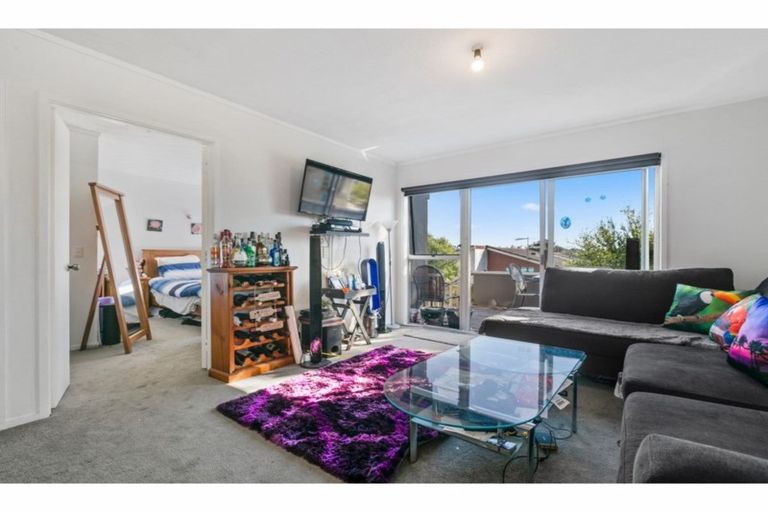 Photo of property in 2/309 Wairau Road, Totara Vale, Auckland, 0627