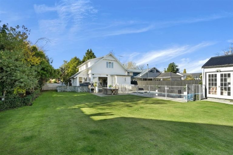 Photo of property in 15 Strowan Road, Strowan, Christchurch, 8052