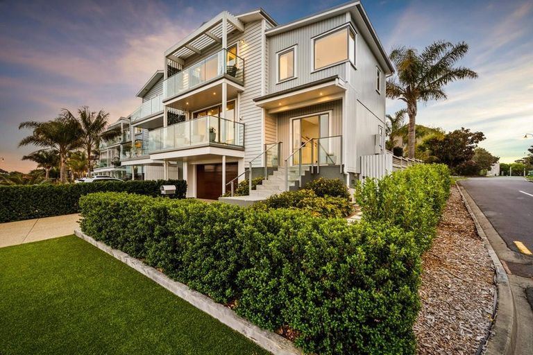 Photo of property in 32 Provence Esplanade, Te Atatu Peninsula, Auckland, 0610