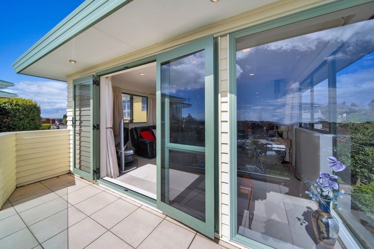 Photo of property in 3a Hillcrest Street, Glen Avon, New Plymouth, 4312