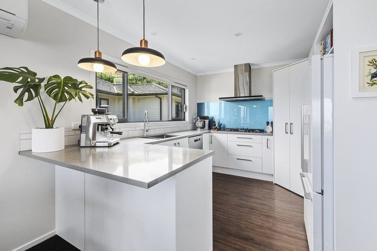 Photo of property in 12 Grumman Lane, Newlands, Wellington, 6037