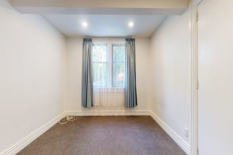 Photo of property in 56 Kelburn Parade, Kelburn, Wellington, 6012