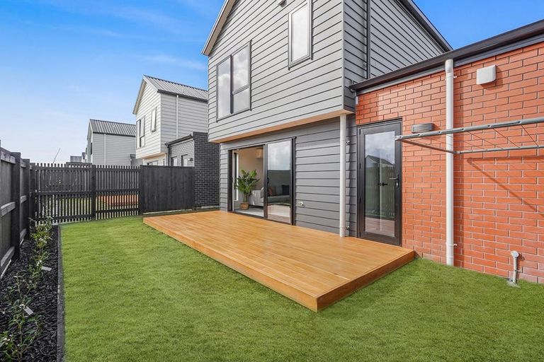 Photo of property in 20 Heketara Way, Massey, Auckland, 0614