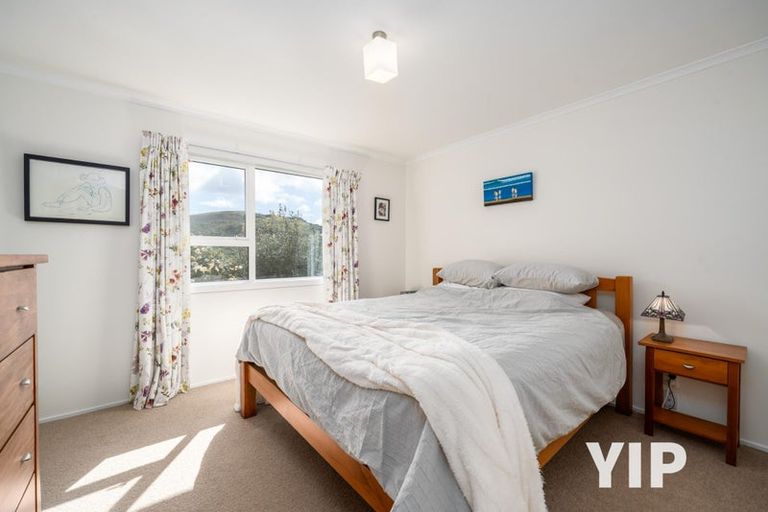 Photo of property in 4 Fernhaven Grove, Newlands, Wellington, 6037