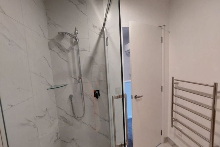 Photo of property in 6/23 Awaroa Road, Sunnyvale, Auckland, 0612