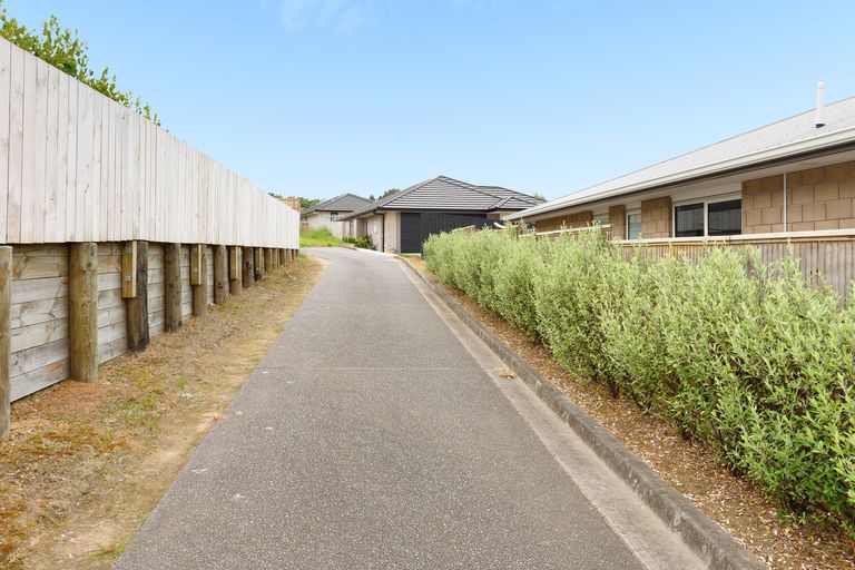 Photo of property in 27 Fairfax Crescent, Pyes Pa, Tauranga, 3112