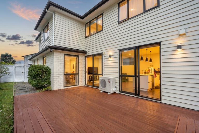 Photo of property in 19a Northcross Drive, Oteha, Auckland, 0632