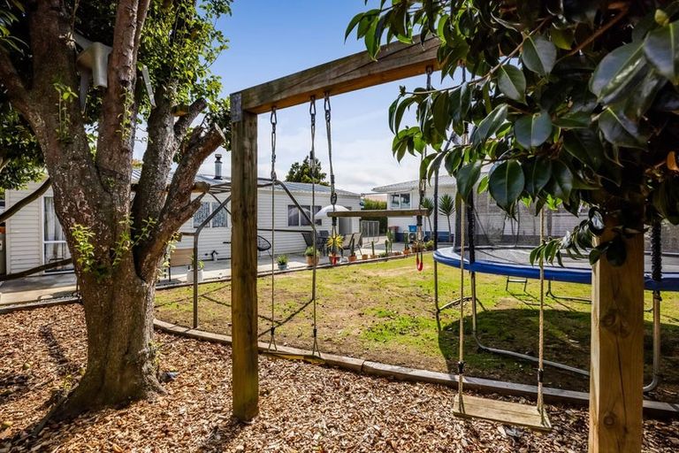 Photo of property in 15 Bone Crescent, Hawera, 4610