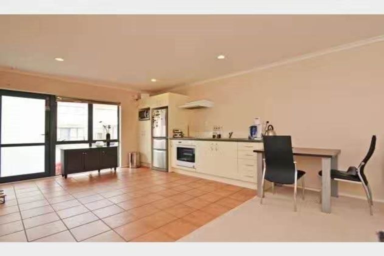 Photo of property in Tuscany Way, 3/3 Ambrico Place, New Lynn, Auckland, 0600