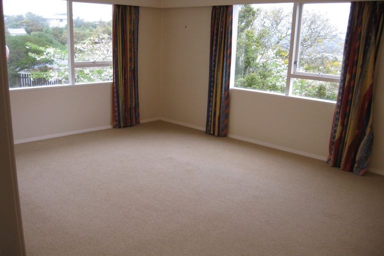 Photo of property in 215 Dowse Drive, Maungaraki, Lower Hutt, 5010