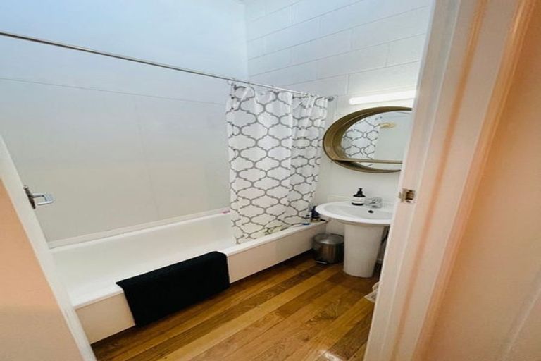 Photo of property in 2/289 Glenfield Road, Glenfield, Auckland, 0629