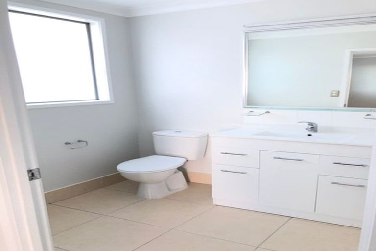 Photo of property in 11m Clearwater Cove, West Harbour, Auckland, 0618