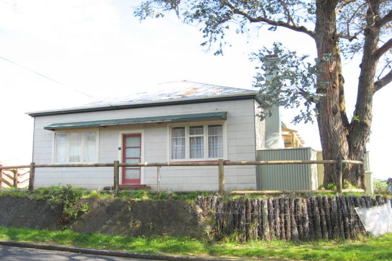 Photo of property in 51 Wallath Road, Westown, New Plymouth, 4310