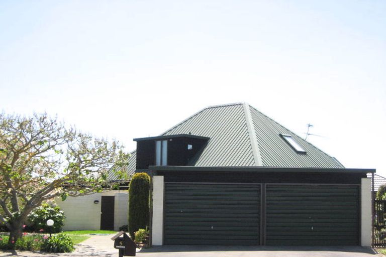 Photo of property in 5 Sonning Place, Redwood, Christchurch, 8051