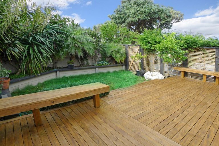 Photo of property in 1/50 Sylvan Avenue, Northcote, Auckland, 0627