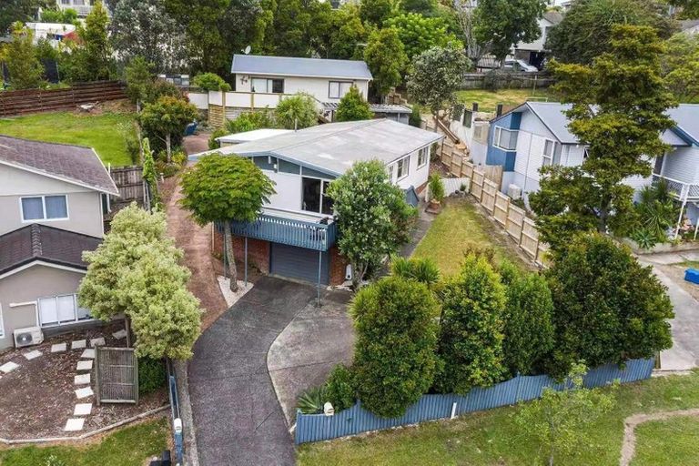 Photo of property in 17 Castleford Street, Green Bay, Auckland, 0604
