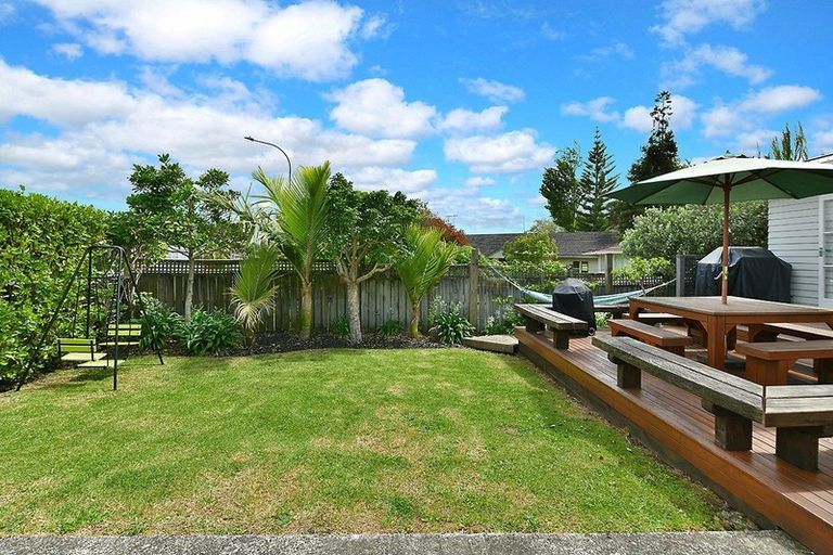 Photo of property in 1/5 September Place, Forrest Hill, Auckland, 0620