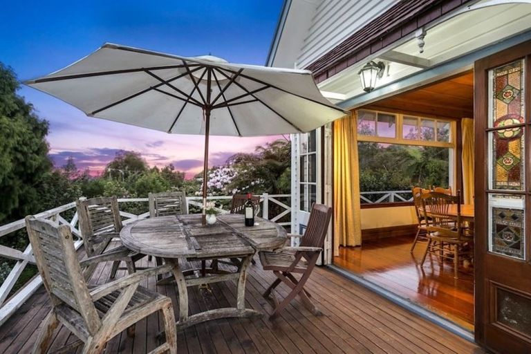 Photo of property in 552 Scenic Drive, Waiatarua, Auckland, 0612