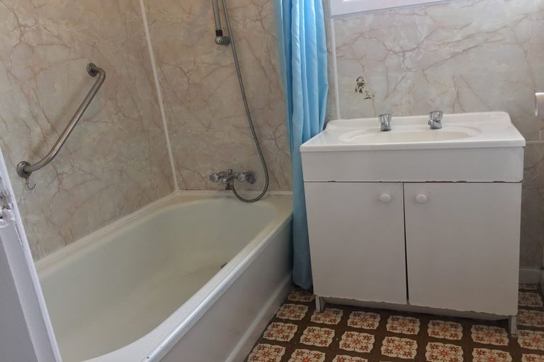 Photo of property in 32 Barbary Avenue, Kelston, Auckland, 0602