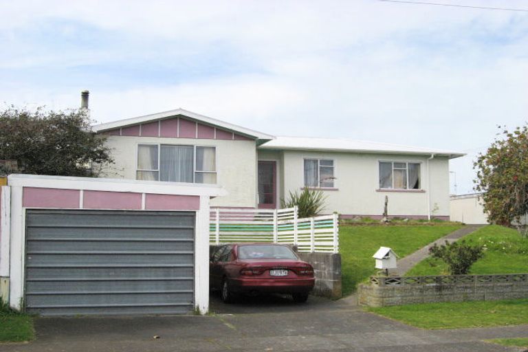 Photo of property in 1 Andrews Place, Gonville, Whanganui, 4501