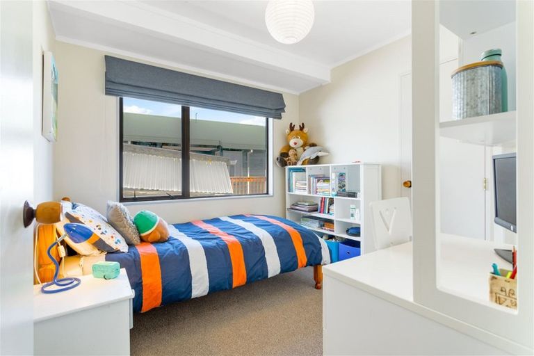 Photo of property in 4150a Great North Road, Glendene, Auckland, 0602