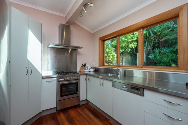 Photo of property in 16 Asquith Terrace, Brooklyn, Wellington, 6021