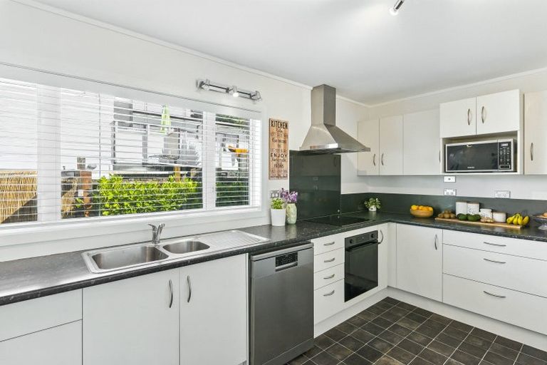 Photo of property in 13 Walton Road, Paraparaumu Beach, Paraparaumu, 5032