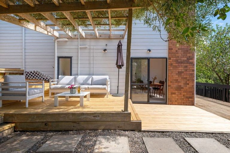 Photo of property in 2/12 Helicon Place, Totara Vale, Auckland, 0629