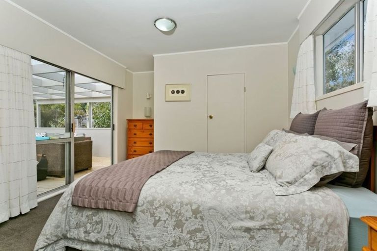 Photo of property in 2/33 Korotaha Terrace, Rothesay Bay, Auckland, 0630
