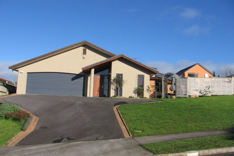 Photo of property in 28 Chieftain Rise, Goodwood Heights, Auckland, 2105