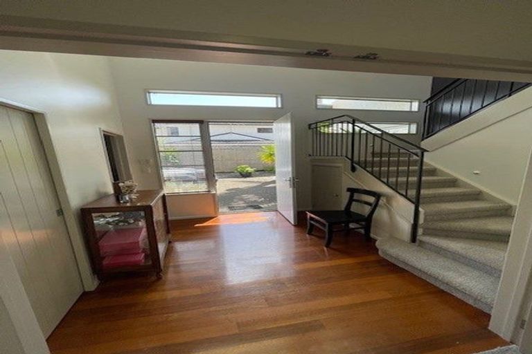 Photo of property in 2/16 Tobruk Crescent, Milford, Auckland, 0620