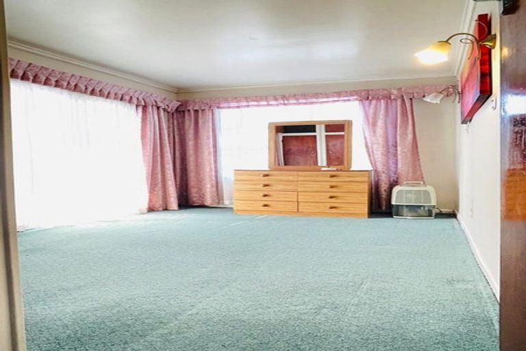 Photo of property in 31 Te Atatu Road, Te Atatu South, Auckland, 0610